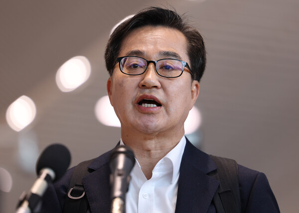 김동연 경기도지사가 9일 인천공항 2터미널에서 제21대 대통령선거 출마 선언을 하고 있다. ⓒ연합뉴스