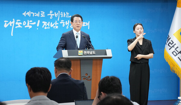 김영록 전라남도지사가 지난 8일 슬그머니 대선 출마 포기를 선언했다. 호남 정치 부활을 외치며 대선 행보에 나선 지 두 달 만이다. 사진은 지난해 6월 25일 민선 8기 취임 2주년 기자회견에서 발언하는 모습. 사진=전남도 제공.