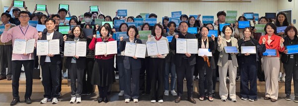 7일 경북여성가족플라자 다목적홀에서 ‘저출생 부담 타파 4대 문화 운동’에 동참하고 기념사진을 찍고있다. ⓒ경북여성정책개발원
