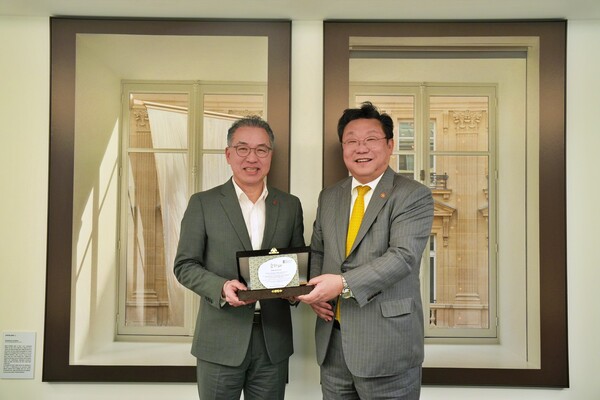 정준호 롯데백화점 대표가 서울 중구 소공동 롯데백화점 본사에서 저출생 반전에 기여한 공로로 주형환 저출산고령사회위원회 부위원장으로부터 감사패를 수여받는 모습 (왼쪽부터 롯데백화점 정준호 대표, 저출산고령사회위원회 주형환 부위원장) ⓒ롯데백화점