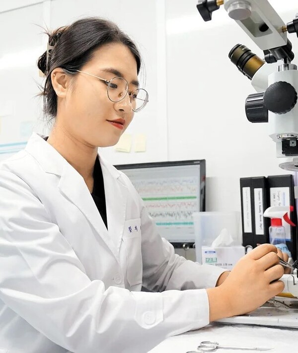 박사 과정 중 GIST 의생명공학과 김태 교수 연구실에서 실험 중인 강지승 교수. ⓒGIST