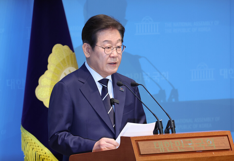 더불어민주당 이재명 전 대표가 11일 서울 여의도 국회 소통관에서 집권 청사진 등을 소개하는 '비전 선포식 및 캠프 일정 발표'를 하고 있다. 2 ⓒ연합뉴스