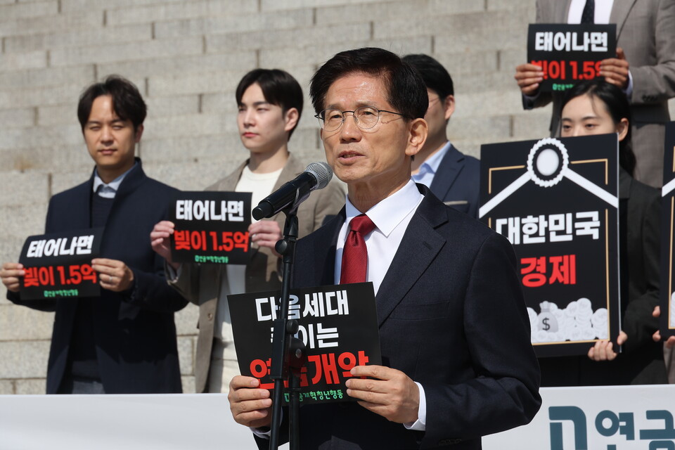 대선 출마를 선언한 김문수 전 고용노동부 장관이 11일 서울 여의도 국회 본청 계단 앞에서 열린 연금개혁청년행동 주최 '연금개악 규탄 집회'에서 발언하고 있다 ⓒ연합뉴스