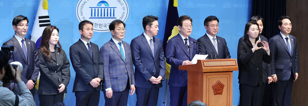 더불어민주당 대선 경선에 출마한 이재명 예비후보가 11일 서울 여의도 국회 소통관에서 열린 '비전 선포식 및 캠프 일정 발표'에서 캠프 인선을 소개하고 있다. ⓒ연합뉴스