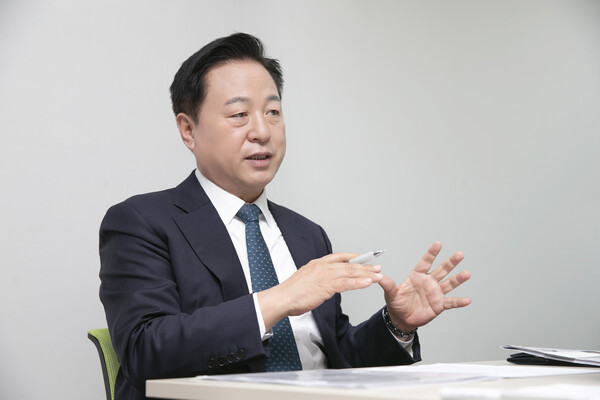 더불어민주당 주자 중 가장 먼저 출마 선언을 한 김두관 전 국회의원은 “우리 당의 강점인 다양성, 역동성, 포용성을 이번 대선 경선에서 잘 살려내면 본선 경쟁력력을 키우는데도 도움되지 않겠느냐”며 ‘완전국민경선(오픈 프라이머리·일반 국민 100%)’ 도입을 요구했다. ⓒ여성신문