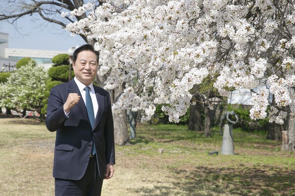 김두관 전 의원은 여성신문과의 인터뷰에서 “유럽의 남녀 동수 내각 구성을 보며 부러웠다”며 “여성의 능력이 사회에 기여할 수 있는 구조를 만드는 것이 사회 발전에 유리하다”고 말했다. ⓒ여성신문