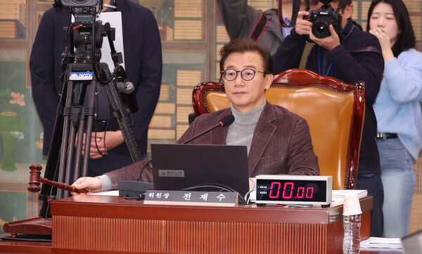 지난 3월 5일 서울 여의도 국회에서 열린 문화체육관광위원회 전체회의에서 더불어민주당 소속 전재수 위원장이 의사봉을 두드리고 있는 모습. ⓒ연합뉴스