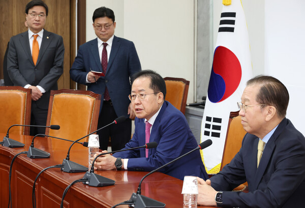 대선 출마를 선언한 홍준표 전 대구시장이 14일 국회에서 국민의힘 권영세 비상대책위원장(오른쪽)을 만나 인사한 뒤 발언하고 있다. ⓒ연합뉴스