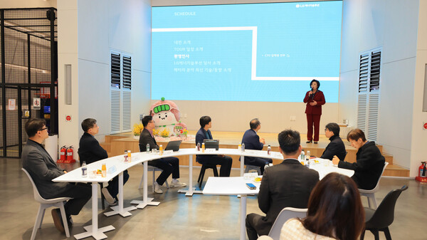 LG에너지솔루션 대전연구원을 방문한 신계용 과천시장이 단상에서 인사말을 하고 있다. ⓒ과천시