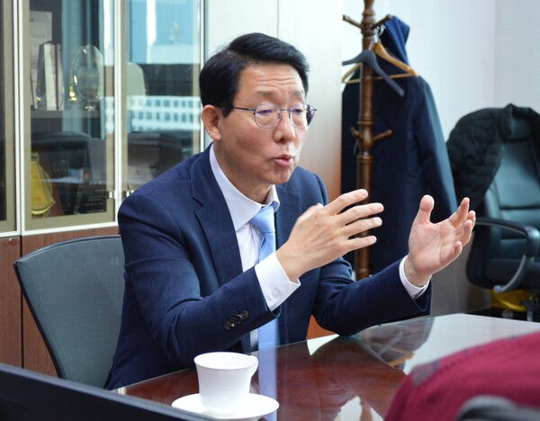 김상훈 의원(국민의힘, 대구 서구)은 10일 다자녀 공무원에게 정년연장과 승진 우대 혜택을 부여하는 ‘국가공무원법’ 등 10개 법률 개정안을 대표 발의했다. ⓒ김상훈 의원실