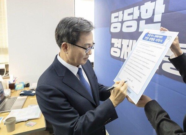 김동연 후보가 인권·성평등 서약서에 서명하고 있다. ⓒ김동연 후보 선거캠프