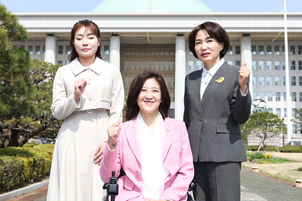 ‘장애인의 날’(4월 20일)의 날을 앞두고 장애 당사자 여성 의원들이 함께 모였다. 왼쪽부터 국민의힘 김예지·최보윤 의원, 더불어민주당 서미화 의원. ⓒ손상민 사진기자
