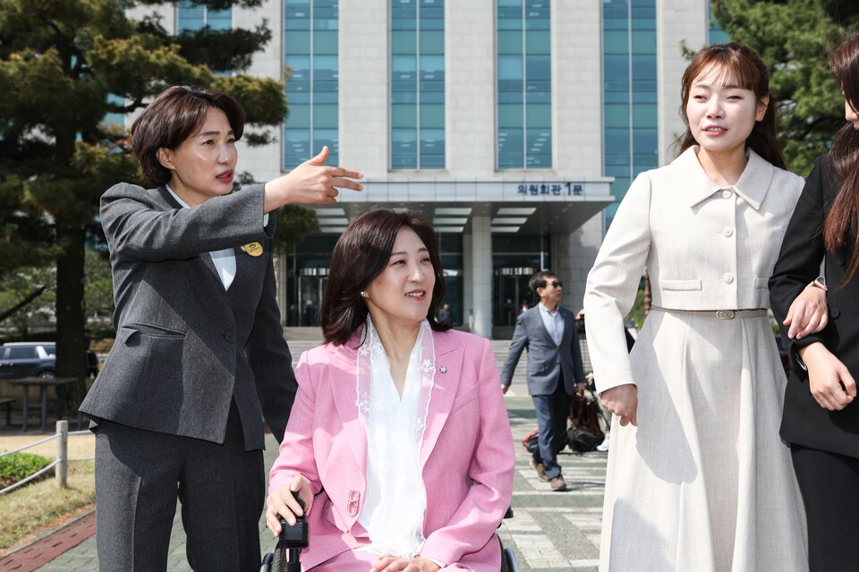 ‘장애인의 날’(4월 20일)의 날을 앞두고 장애 당사자 여성 의원들이 함께 모였다. 왼쪽부터 더불어민주당 서미화 의원, 국민의힘 최보윤·김예지 의원. ⓒ손상민 사진기자