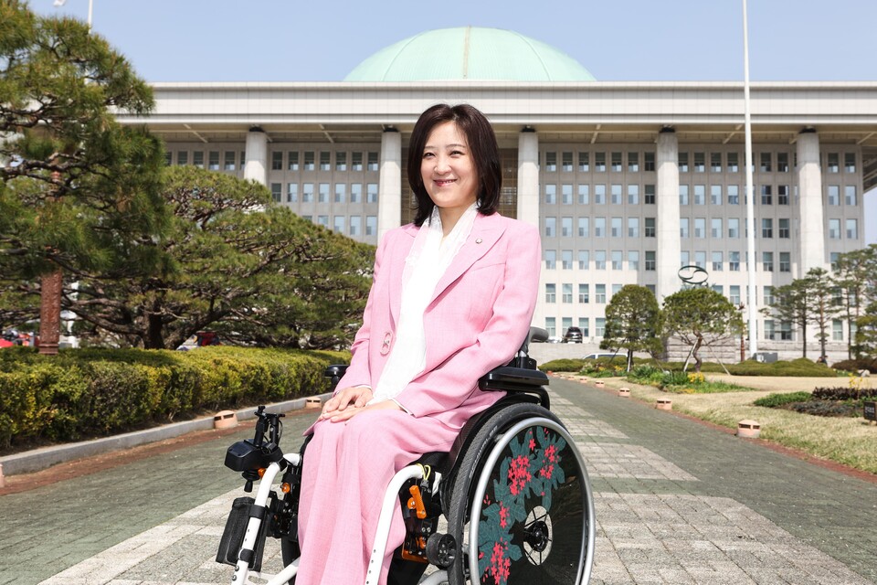 국민의힘 최보윤 의원이 ‘장애인의 날’(4월 20일)의 날을 앞두고 진행한 여성신문과의 인터뷰에서 “첨단기술이 장애인을 비롯한 모든 국민들께 도움을 드리는 방향으로 발전할 수 있도록 제도화가 필요한 부분을 지속적으로 발굴할 계획”이라고 밝혔다. ⓒ손상민 사진기자