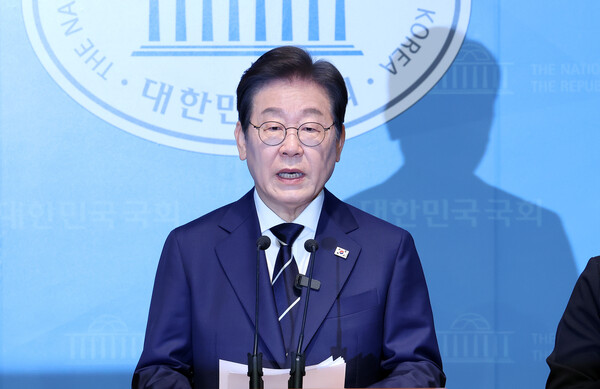 더불어민주당 대선 경선에 출마한 이재명 예비후보가 11일 서울 여의도 국회 소통관에서 집권 청사진 등을 소개하는 '비전 선포식 및 캠프 일정 발표'를 하고 있다. ⓒ연합뉴스