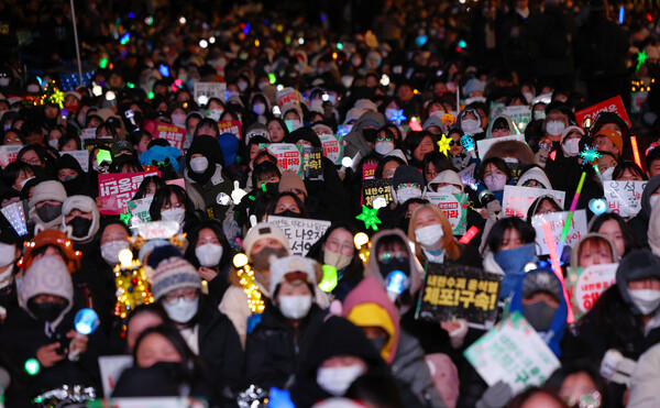 2024년 12월 24일 오후 서울 종로구 지하철 3호선 경복궁역 인근에서 '윤석열즉각퇴진·사회대개혁 비상행동' 주최 메리퇴진크리스마스 민주주의 응원봉 콘서트가 진행되고 있다. ⓒ연합뉴스