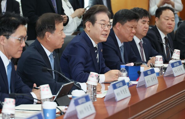 더불어민주당 이재명 대선 경선 후보가 21일 서울 여의도 금융투자협회에서 열린 자본시장 활성화를 위한 정책간담회에 참석해 있다. ⓒ연합뉴스