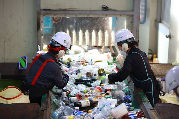 재활용 선별 작업 중인 선별원ⓒ여성환경연대