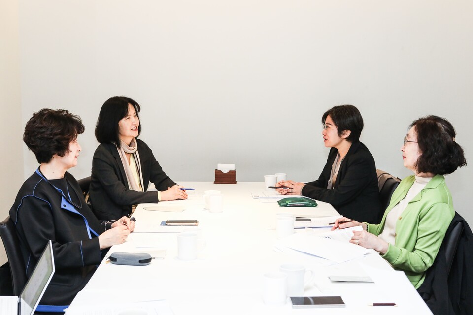 여성신문이 지난 21일 2030 여성 유권자 여론조사 결과 전문가 간담회를 개최했다. 오른쪽부터 시계방향으로 박수진 법무법인 혜석 대표 변호사, 양현아 서울대학교 법학전문대학원 교수, 김은경 세종리더십개발원 원장, 박진경 박사(전 저출산고령사회위원회 사무처장). ⓒ손상민 사진기자