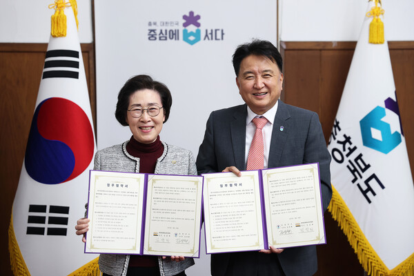 김삼화 한국양성평등교육진흥원장(왼쪽)과 김영환 충청북도지사가 업무협약서를 들고 기념촬영을 하고 있다. ⓒ한국양성평등교육진흥원