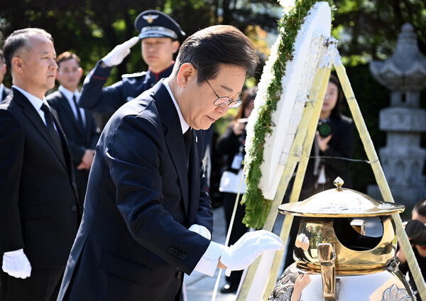 더불어민주당 이재명 대선 후보가 28일 동작구 국립서울현충원 고 이승만 전 대통령 묘역을 찾아 참배하고 있다.ⓒ연합뉴스·공동취재