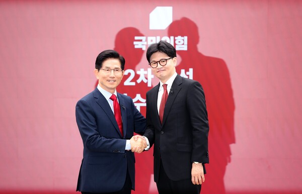 국민의힘 대선 최종 경선에 진출한 김문수(왼쪽)·한동훈 후보. 사진은 지난 23일 열린 2차 경선 토론회 미디어데이에 참석한 김문수·한동훈 후보. ⓒ연합뉴스