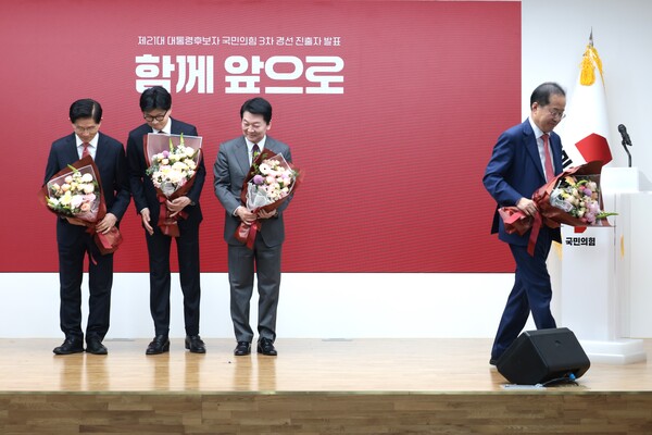 29일 서울 여의도 국민의힘 당사에서 열린 제21대 대통령 후보자 국민의힘 3차 경선 진출자 발표 행사에서 경선에 탈락 후 정계은퇴 의사를 밝힌 홍준표 후보가 기념촬영 무대에서 내려가고 있다.ⓒ국회사진기자단