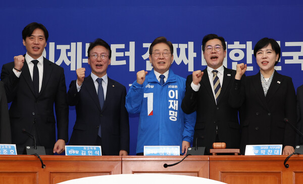 더불어민주당 이재명 대선 후보와 박찬대 당대표 직무대행 겸 원내대표, 최고위원들이 28일 서울 여의도 국회에서 열린 최고위원회의에서 파이팅을 외치고 있다. ⓒ연합뉴스