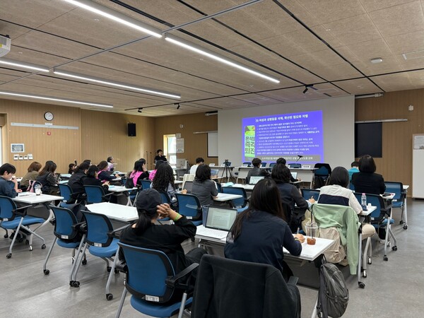 전국여성노동조합, 한국여성노동자회, 한국여성민우회 등 6개의 시민단체로 구성된 여성노동연대회의는 29일 서울 마포구 강북노동자복지관에서 ‘광장의 빛, 정책이 되다: 성평등 노동을 위한 대선 토론회’를 열었다.ⓒ신다인 기자