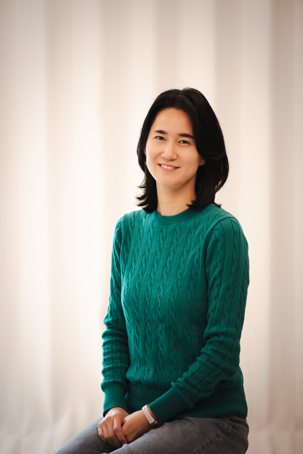 첫 장편동화 ‘거짓말주의보’ 펴낸 이경아 작가. ⓒ한솔수북