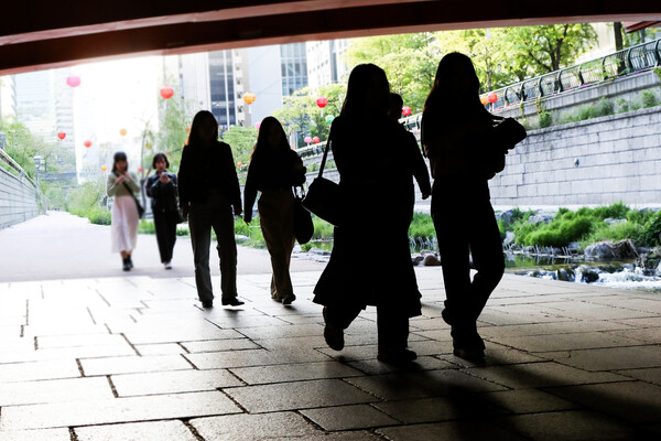 서울 종로구 청계천을 걷고 있는 여성들ⓒ손상민 사진기자