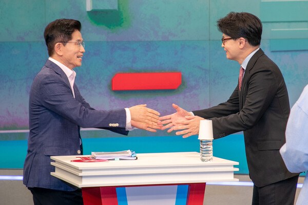 국민의힘 제21대 대통령선거 경선 결선투표에 진출한 김문수(왼쪽), 한동훈 후보가 30일 서울 중구 TV조선에서 TV토론에 앞서 인사하고 있다.  ⓒ국회사진기자단