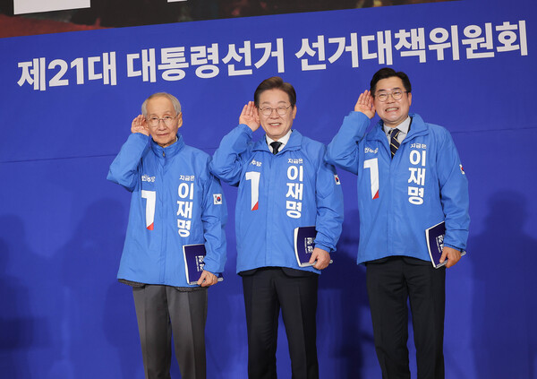 30일 서울 여의도 국회 의원회관에서 열린 더불어민주당 제21대 대통령선거 '진짜 대한민국' 중앙선거대책위원회 출범식에서 이재명 대선 후보와 윤여준·박찬대 상임총괄선대위원장이 국민의 목소리에 귀를 기울이겠다는 의미의 '경청 퍼포먼스'를 하고 있다. ⓒ연합뉴스