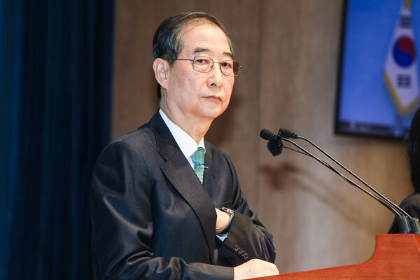 한덕수 전 국무총리가 2일 서울 여의도 국회 소통관에서 대통령 선거 출마를 선언하고 있다.  ⓒ손상민 사진기자