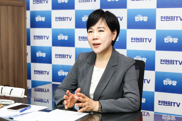 더불어민주당 전현희 최고위원이 최근 여성신문과의 인터뷰에서 “국민의 더 나은 삶, 국민이 행복한 나라를 만드는 길을 뚜벅뚜벅 걸어갈 것”이라고 말했다. ⓒ손상민 사진기자