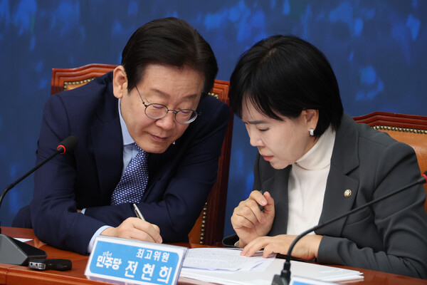  더불어민주당 이재명 전 대표가 전현희 최고위원과 대화하고 있다. ⓒ연합뉴스