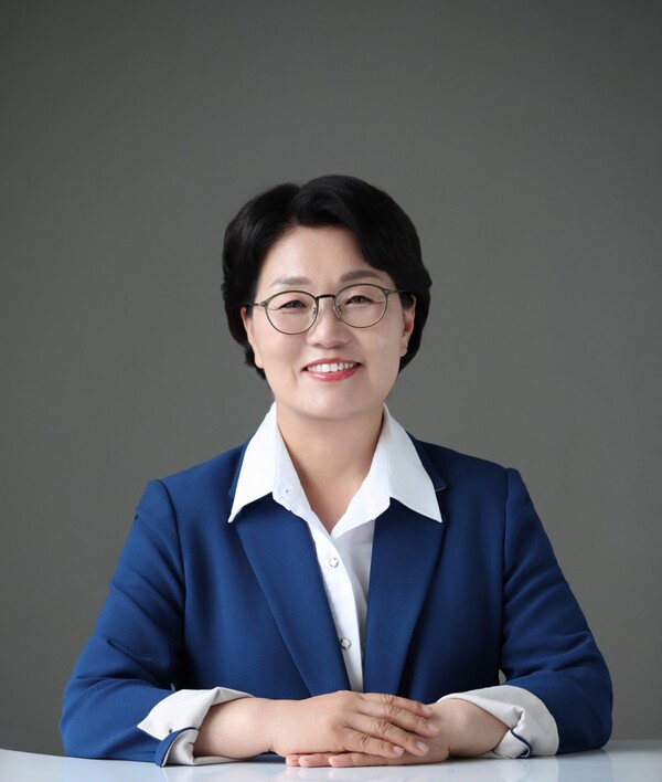 더불어민주당 권향엽 의원(순천광양곡성구례 을)은 2일 국가 및 지자체가 구성하는 위원회가 법정 성별 비율을 3회 연속 미준수한 경우 해당 명단을 공개하도록 하는 ‘양성평등기본법 일부개정법률안’을 대표 발의했다.  ⓒ권향엽 의원실