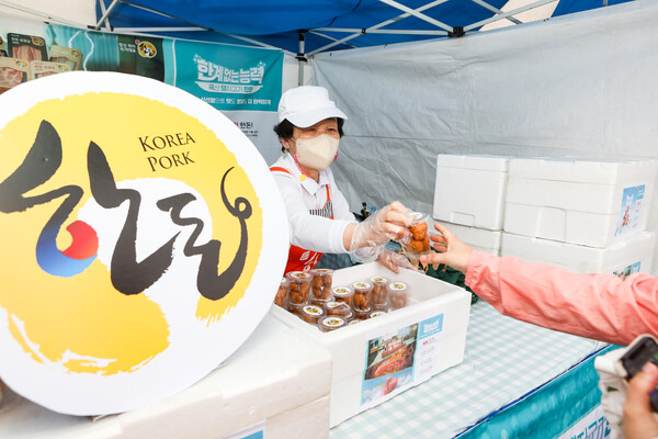 서울 마포구 상암 월드컵공원 평화광장에서 3일 열린 ‘2025 여성마라톤 대회’에서 서울 지역 한독소비촉진시식회가 열렸다. 한돈 부스 관계자가 마라톤 참가자들에게 컵에 담긴 꼬마 돈가스를 나눠주고 있다. ⓒ손상민 기자