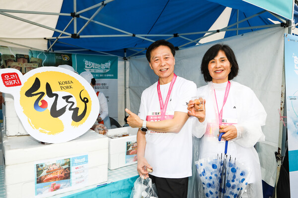 서울 마포구 상암 월드컵공원 평화광장에서 3일 열린 ‘2025 여성마라톤 대회’에서 서울 지역 한독소비촉진시식회가 열렸다. 마라톤 참가자들이 한돈 부스에서 받은 컵에 담긴 돈가스를 들고 활짝 웃고 있다. ⓒ손상민 기자