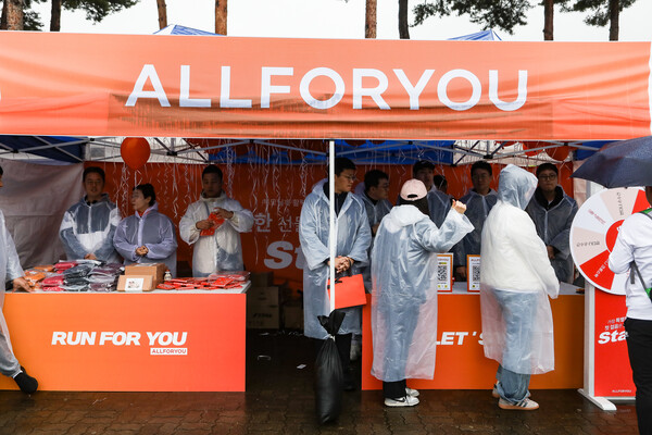  한성에프아이 올포유가 제25회 여성마라톤 대회에서 가방, 비투세트 등을 증정하는 룰렛 경품 이벤트를 진행했다. ⓒ손상민 사진 기자