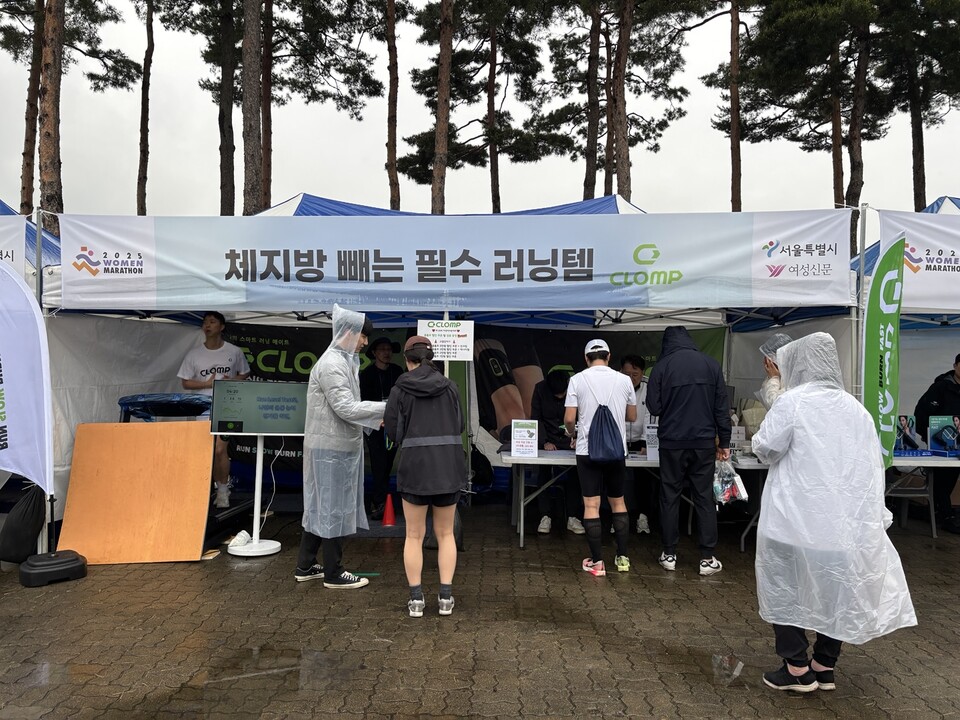 헬스케어 전문 기업 민트벤처파트너스가 3일 서울 마포구 상암 월드컵공원 평화광장에서 열린 ‘2025 여성마라톤 대회’에 참가했다. ⓒ김세원 기자