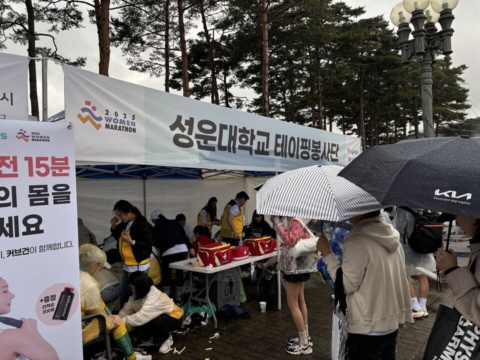 성운대학교가 3일 서울 마포구 상암 월드컵공원 평화광장에서 열린 ‘2025 여성마라톤 대회’에 참가했다. ⓒ김세원 기자