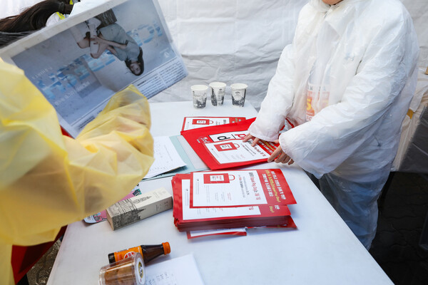 (사)전문직여성한국연맹(BPW한국연맹, 회장 최예담)이 3일 서울 마포구 상암 월드컵공원 평화광장에서 열린 ‘2025 여성마라톤 대회’에 참가했다. 부스 관계자가 ‘이퀄페이데이(Equal Pay Day)’ 캠페인 홍보 용지를 마라톤 참가자들에게 나눠주고 있다. ⓒ손상민 기자