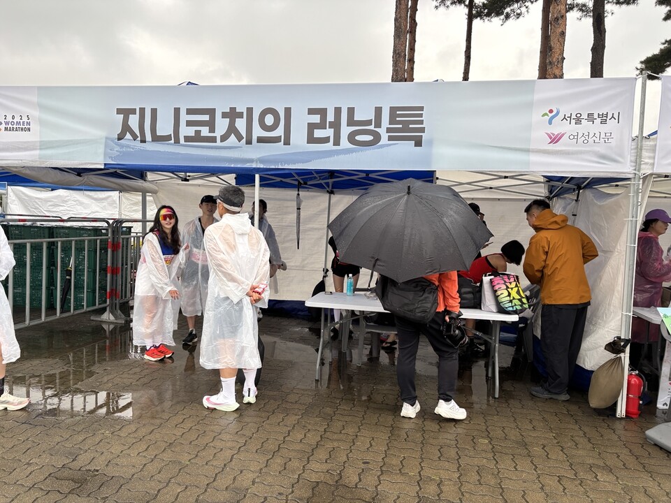 러닝 인플루언서인 지니코치(이진이)가 운영하는 ‘지니코치의 러닝톡’이 3일 서울 마포구 상암 월드컵공원 평화광장에서 열린 ‘2025 여성마라톤 대회’에 참가했다. ⓒ김세원 기자