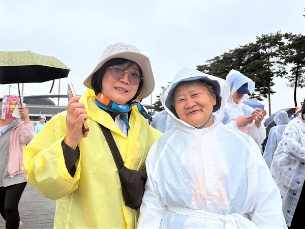 88세 송병세씨가 딸과 함께 3일 오전 서울 마포구 상암월드컵공원 평화광장에서 열린 '2025 여성마라톤대회'에 참가했다. ⓒ신다인 기자