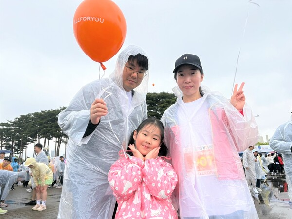 유한기씨가 딸, 아내와 함께 3일 오전 서울 마포구 상암월드컵공원 평화광장에서 열린 '2025 여성마라톤대회'에 참가했다.ⓒ신다인 기자