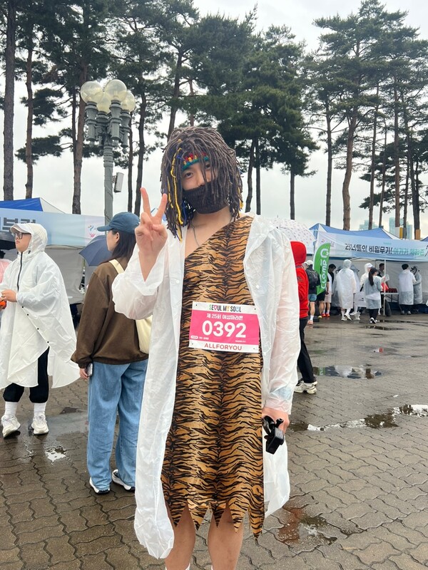 타잔분장을 하고 온 김제명(34세)씨가 3일 오전 서울 마포구 상암월드컵공원 평화광장에서 열린 '2025 여성마라톤대회'에 참가했다ⓒ김나연 기자