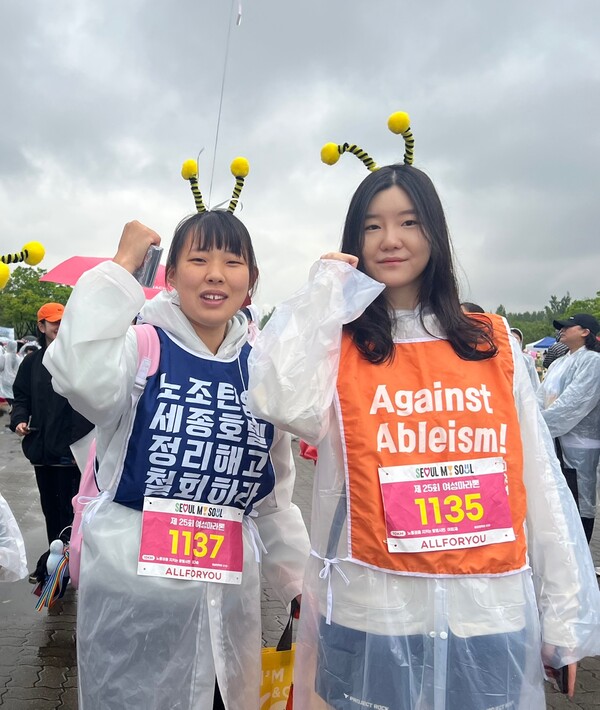 말벌동지들도 참여했다. 김다솜(31세)씨는 세종호텔과 전국장애인차별철폐연대와 연대하는 몸자보를 붙였다. 그는 “탄핵정국이 끝나면서 연대에 대한 관심이 멀어질 수가 있어서 신청했다”며 “기록보다는 (우리의 메시지를) 최대한 많은 분들이 보는 걸 원한다"고 했다.ⓒ김나연 기자