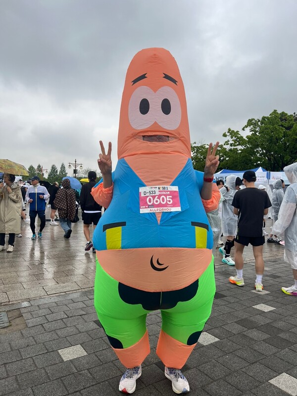 뚱이 복장도 눈에 띄었다. 뚱이 분장을 한 권민석(44)씨는 "뚱이 콘셉트는 (마라톤에 참여하는) 사람들에게 즐거움을 주기 위해서 귀여운 걸 찾다가 선택하게 됐다. 오늘 친구들과 즐겁게 뛰려고 한다. 1시간이 목표다. 열심히 뛰겠다"고 웃으며 말했다.ⓒ김나연 기자