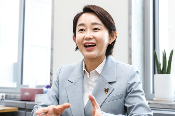 김재연 진보당 대선 후보가 지난달 30일 오후 국회 본관 내 진보당 사무실에서  여성신문과 인터뷰를 하고 있다. 그는 “이번 대선에서 성평등 의제가 사라졌다. 정치권의 침묵은 비겁한 일”이라고 일갈했다.ⓒ손상민 사진기자